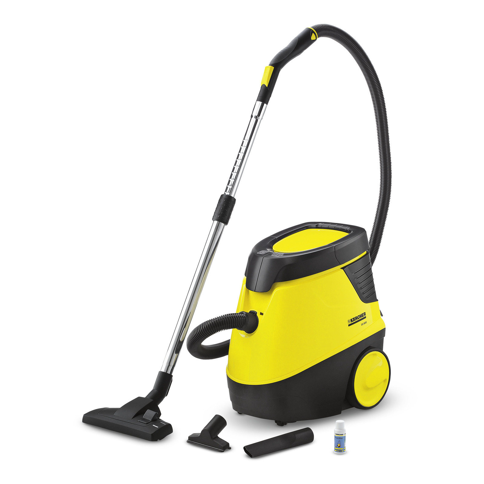 Kärcher Dampfreiniger mit gelbem Gehäuse, Zubehörteilen und Reinigungsmittel auf weißem Hintergrund. Kärcher Dampfreiniger mit gelbem Gehäuse, Zubehörteilen und Reinigungsmittel auf weißem Hintergrund.