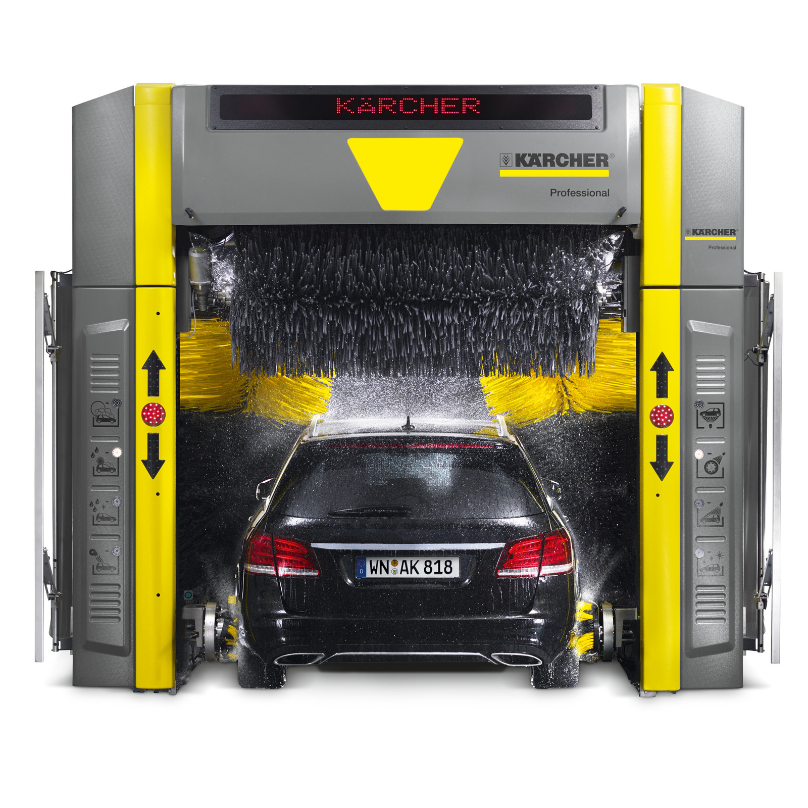 Mașină neagră spălată într-un sistem automat Kärcher, cu perii galbene și negre în mișcare.