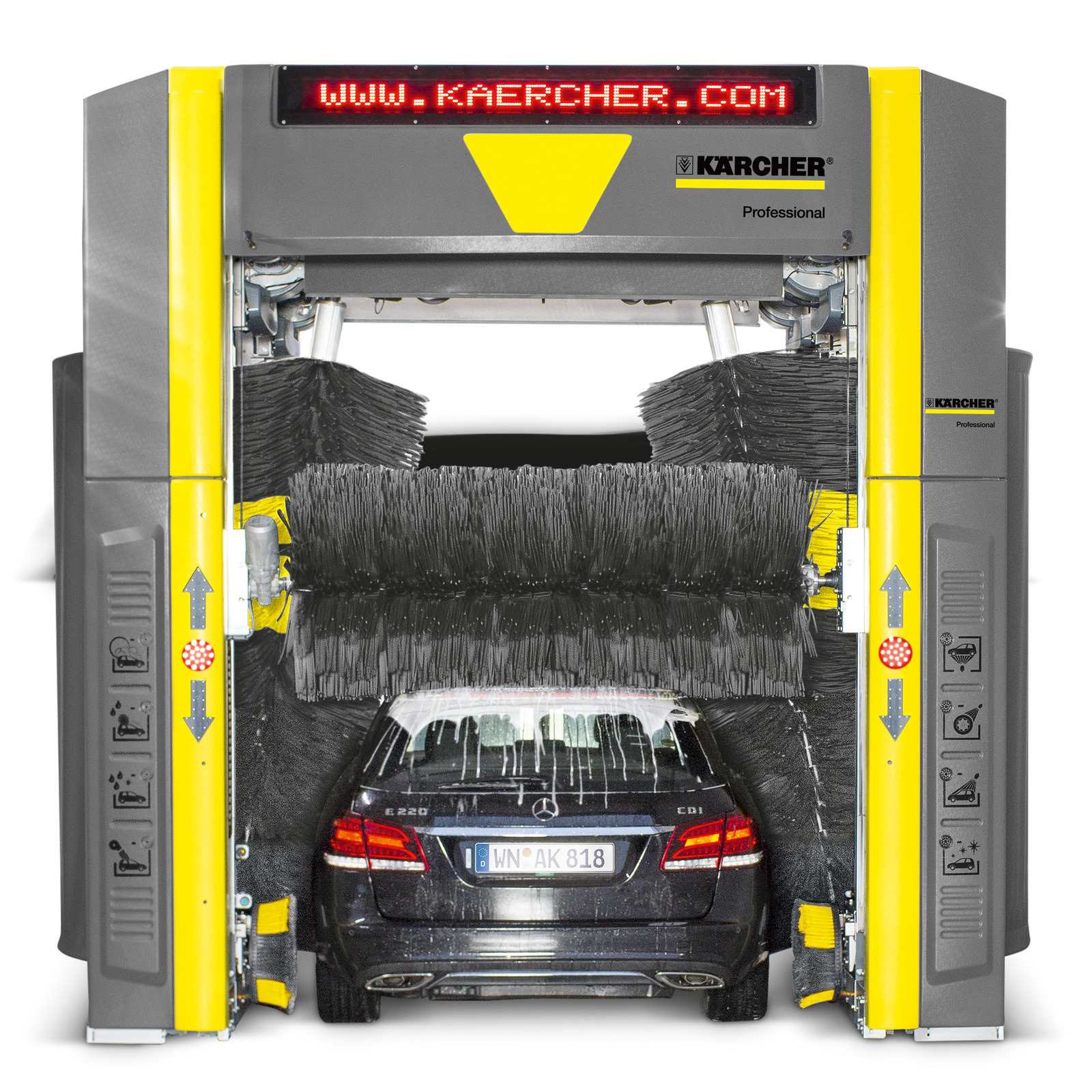 Mașină Mercedes E220 neagră într-un spălător auto Kärcher, cu perii rotative și spumă pe caroserie. Mașină Mercedes E220 neagră într-un spălător auto Kärcher, cu perii rotative și spumă pe caroserie.