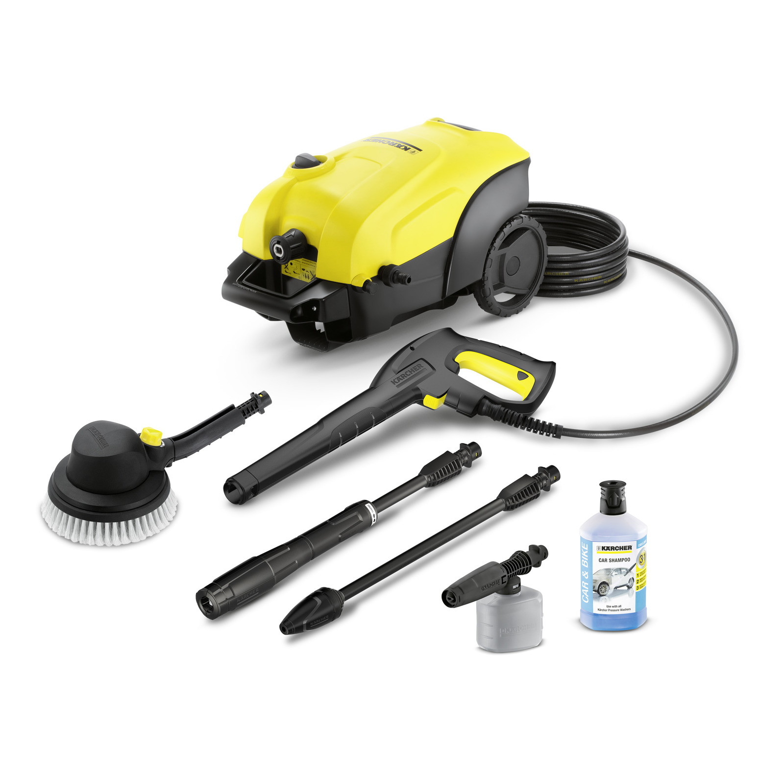 Kärcher hogedrukreiniger met accessoires: borstel, spuitpistool, lans, sproeikop en fles autoshampoo.