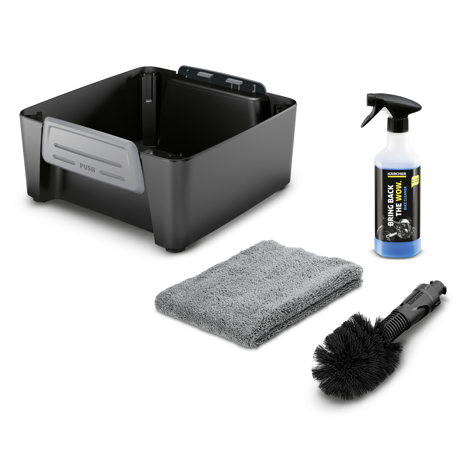 Schwarze Box, graues Mikrofasertuch, schwarze Bürste und Kärcher Reinigungsmittel in Sprühflasche auf weißem Hintergrund.