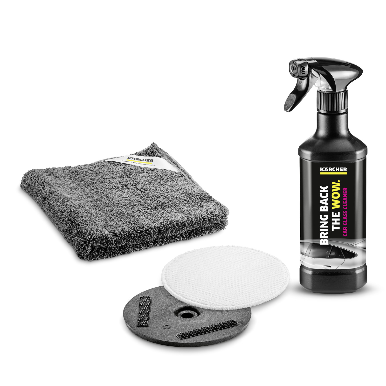 Set de curățare auto Kärcher, include o cârpă gri, un spray de curățare pentru geamuri și un disc alb de curățare.