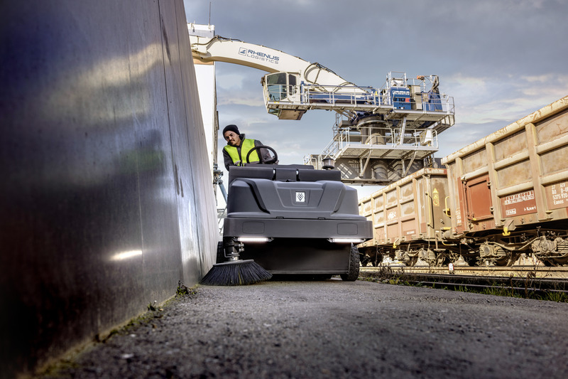Vacuum sweeper KM 130/300 R LPG + 2SB | Kärcher